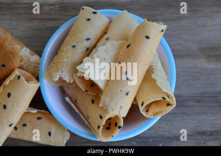 Croccante wafer laminati tradizionali dessert Thai sulla tazza Foto Stock