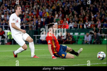 Inghilterra Harry Kane (sinistra) e Spagna Koke battaglia per la sfera durante le Nazioni League a Benito Villamarin Stadium, Siviglia. Foto Stock