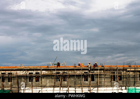 Gli uomini che lavorano in costruzione, Cambogia Foto Stock