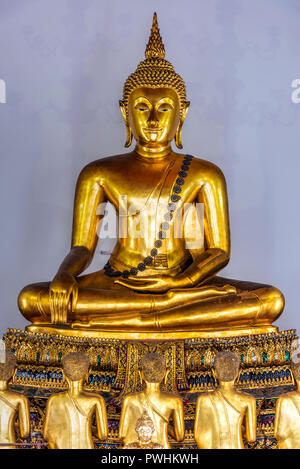 Golden statua del Buddha, Wat Pho, Bangkok, Thailandia Foto Stock