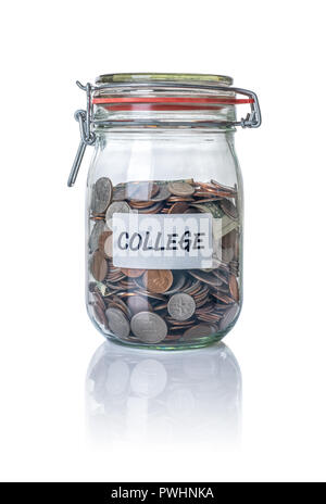 Isolate il vaso riempito con monete etichettato College Foto Stock