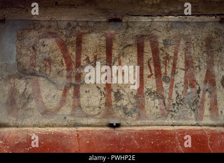 Dettaglio di un graffiti che decoravano le facciate delle case in strada di abbondanza. Essa è stata la propaganda elettorale, taverna pubblicità e business pubblicità. Pompei. L'Italia. Foto Stock