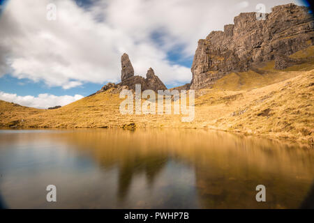 Il vecchio uomo di Storr riflettendo in un lago, Trotternish, Isola di Skye, Scotland, Regno Unito Foto Stock