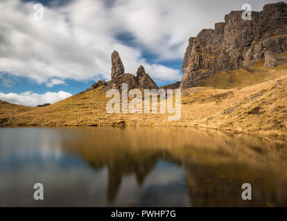 Il vecchio uomo di Storr riflettendo in un lago, Trotternish, Isola di Skye, Scotland, Regno Unito Foto Stock