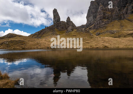 Il vecchio uomo di Storr riflettendo in un lago, Trotternish, Isola di Skye, Scotland, Regno Unito Foto Stock