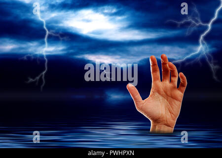 Mano maschio in acqua ed emergenti nel gesto di aiuto Foto Stock
