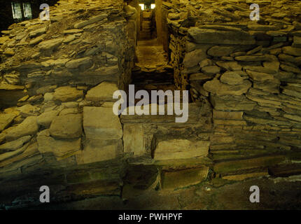 Visualizzare NW del Neolitico Midhowe chambered cairn, isole Orcadi Scozia, Regno Unito, mostrando l'ingresso ostruito il passaggio che conduce a una lunga rettangolare camera di sepoltura Foto Stock