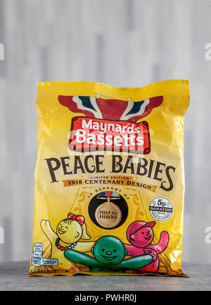 Una edizione limitata di borsa (a sostegno di aiuto per gli eroi di pace i neonati con alcuni dei dolci di fronte. Dal sito web: Nella celebrazione della fine o Foto Stock