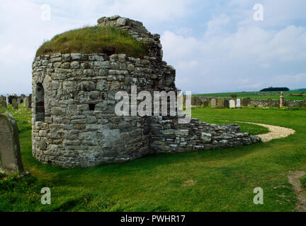 Visualizzare WSW del coro semicircolare/abside circolare e navata della chiesa di St Nicholas, isole Orcadi Scozia, Regno Unito: costruita nei primi anni del C12th dal conte Hakon Paulsson Foto Stock