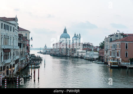 La vista dal Ponte dell'Accademia bridge all'alba a Venezia, Italia Foto Stock
