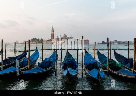 Chiesa di San Giorgio Maggiore con barche in gondola a Venezia, Italia Foto Stock