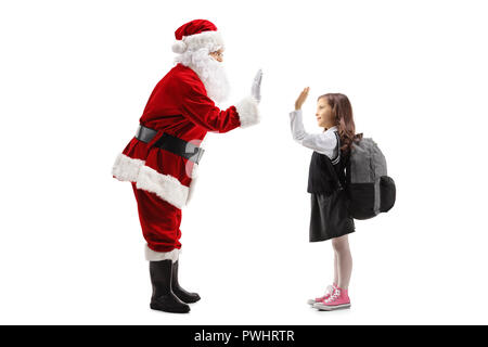 Completa il profilo di lunghezza shot di Santa Claus ad alta fiving un schoolgirl isolati su sfondo bianco Foto Stock