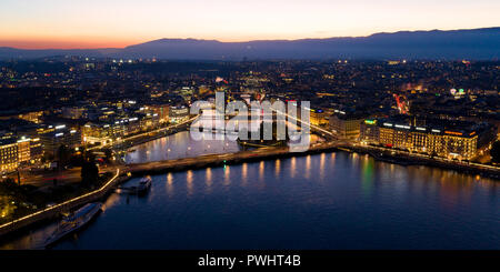 Antenna vista notturna della città di Ginevra waterfront skyline in Svizzera Foto Stock