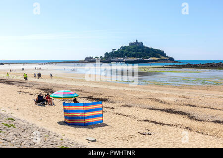 La spiaggia a Mounts Bay cercando attraverso St Michaels Mount, Cornwall Foto Stock