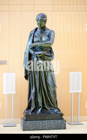 Il 1889 statua in bronzo di Minerva dallo scultore Jacob H. Fjelde (1855 - 1896) in Hennepin County Central Library, Minneapolis, Minnesota Foto Stock