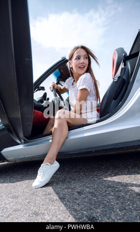 Close up.bella giovane donna seduta in un auto di lusso .foto con spazio di copia Foto Stock