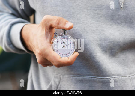 Trainer tenendo il cronometro - close up Foto Stock