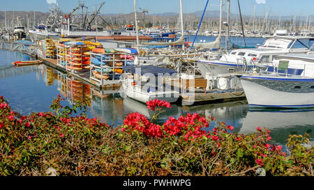 Attività ricreative e barche da pesca presso la banchina del porto di Ventura, Ventura California Foto Stock
