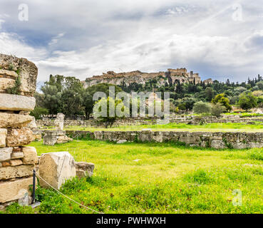 Antica Agora Luogo di mercato campi medio dello STOA del Partenone Acropoli di Atene in Grecia. Agora fondato il VI secolo A.C. Partenone costruito 438 BC simbolo dell ancien Foto Stock