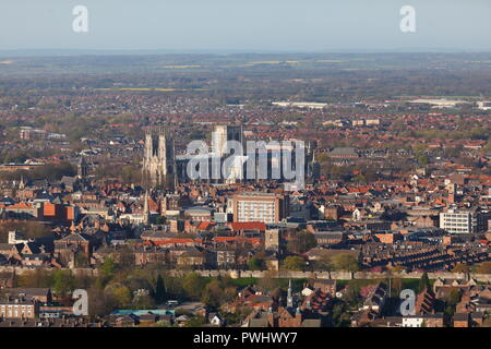 La città di York con York Minster chiaramente visibile. Preso da una mongolfiera da York Racecourse. Foto Stock