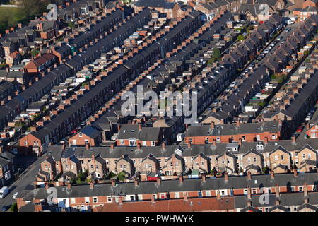 Le file di case a schiera stipati in città di York Foto Stock