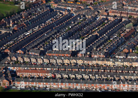 Le file di case a schiera stipati in città di York Foto Stock