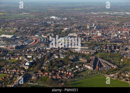 La città di York con York Minster chiaramente visibile. Preso da una mongolfiera da York Racecourse. Foto Stock