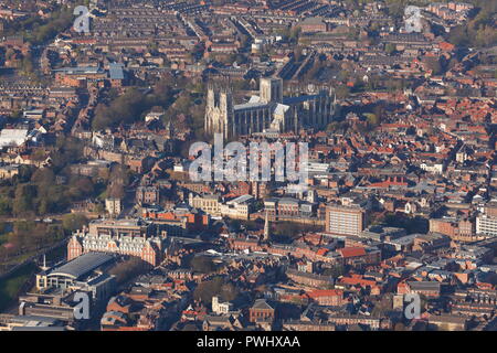 La città di York con York Minster chiaramente visibile. Preso da una mongolfiera da York Racecourse. Foto Stock