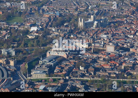 La città di York con York Minster chiaramente visibile. Preso da una mongolfiera da York Racecourse. Foto Stock