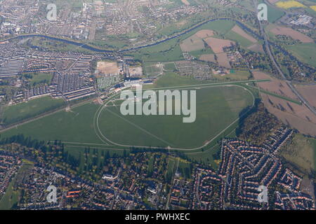 Guardando verso il basso sulla all ippodromo Knavesmire da una mongolfiera, York. Foto Stock