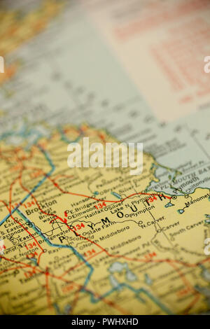 Plymouth, Massachusetts è il centro di concentrarsi su una vecchia mappa. Foto Stock