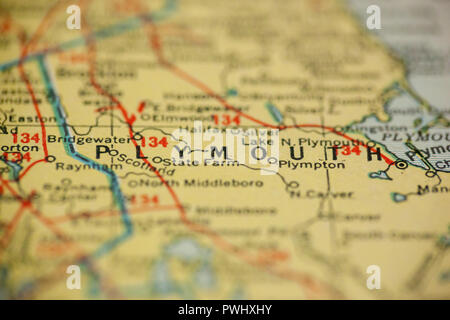 Plymouth, Massachusetts è il centro di concentrarsi su una vecchia mappa. Foto Stock