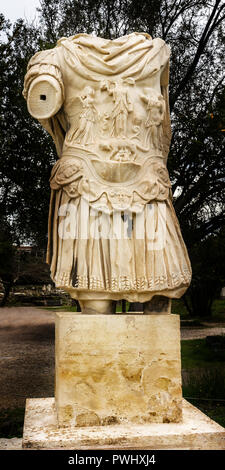 Imperatore romano Adriano corazza statua antica agora Market Place Atene Grecia. Agora fondata del VI secolo A.C. Foto Stock