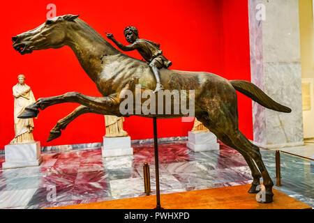 Cavallo di bronzo e il giovane ragazzo Artemision Jockey statua Museo Archeologico Nazionale Atene Grecia. Cast 12 A.C. rinvenuti nel naufragio Artemision costa. Foto Stock