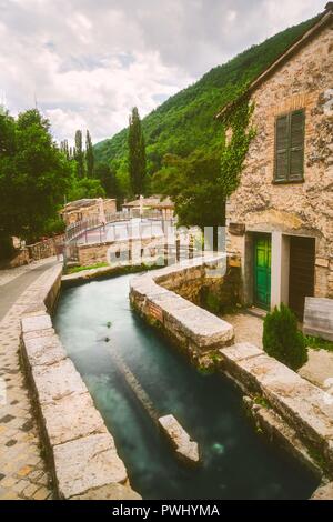 Rasiglia è un fiume-lato città in Umbria, Italia. È l'unico che fiumi direttamente attraverso tutta la città. Foto Stock