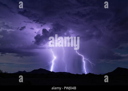 Fulmini fulmini colpiscono da una nuvola di tempeste nel cielo notturno Foto Stock