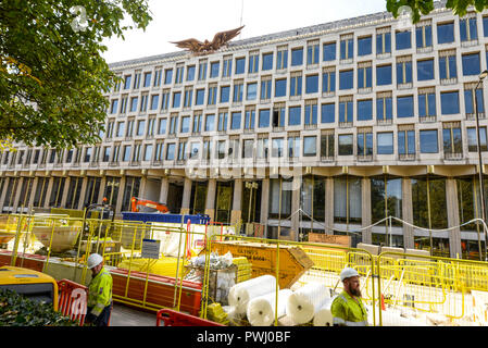 Vecchia ambasciata degli Stati Uniti a Grosvenor Square Londra. Ambasciata degli Stati Uniti a Londra, Regno Unito. Progettato da Eero Saarinen. Sviluppo del Rosewood Hotel Foto Stock