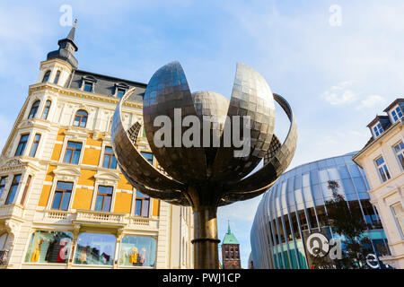 Aachen, Germania - 12 Ottobre 2018: fontana sferica nel centro della città di Aquisgrana. La fontana è costituita da acciaio inossidabile e si apre periodicamente seg Foto Stock