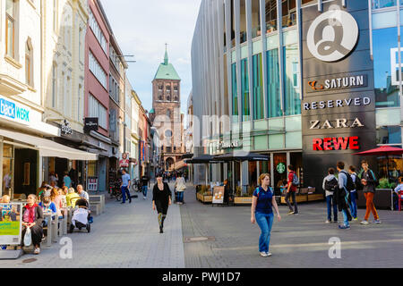 Aachen, Germania - 12 Ottobre 2018: zona shopping con persone non identificate. Aachen è una città termale nella Renania settentrionale-Vestfalia e fu la residenza di Charle Foto Stock