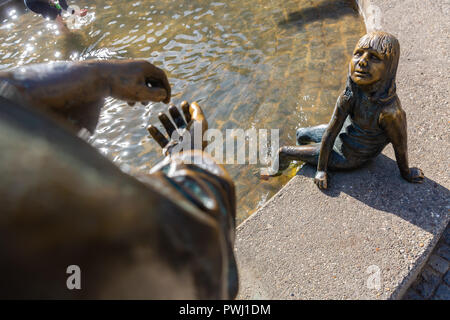 Aachen, Germania - 12 Ottobre 2018: dettaglio delle sculture in bronzo della fontana la circolazione di denaro in Aachen. Aachen è una città termale nel NRW un Foto Stock