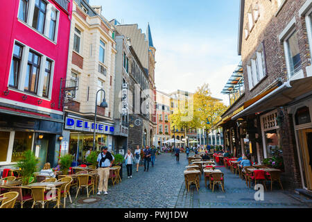 Aachen, Germania - 12 Ottobre 2018: strada nella città vecchia con persone non identificate. Aachen è una città termale nella Renania settentrionale-Vestfalia e fu la residenza di Foto Stock