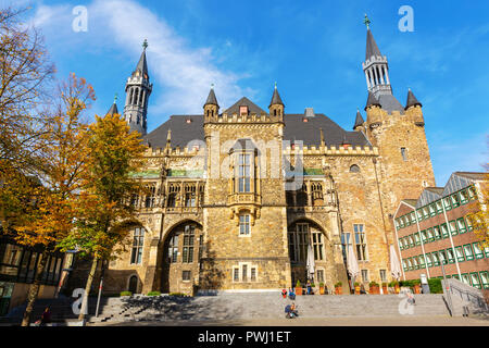 Aachen, Germania - 12 Ottobre 2018: municipio di Aquisgrana con persone non identificate. Si tratta di uno dei più suggestivi delle strutture nel centro storico di Aachen, Foto Stock