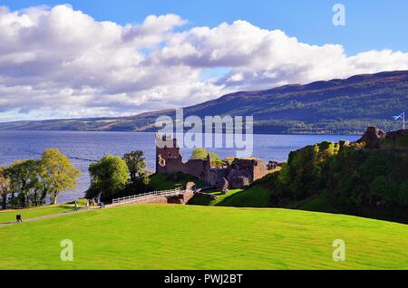 Drumnadrochit, Highlands, Scotland, Regno Unito. Concessione e della torre di castello Urquhart in appoggio sul punto Strone sopra la riva del lago di Loch Ness. Foto Stock