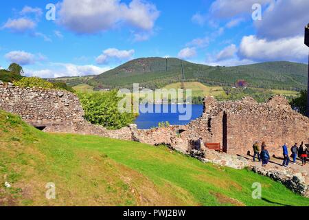 Drumnadrochit, Highlands, Scotland, Regno Unito. Castello Urquhart sulle rive di Loch Ness. Foto Stock