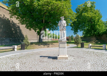 Statua all'interno della Cittadella Alba-Carolina su una soleggiata giornata estiva in Alba Iulia, Romania. Foto Stock