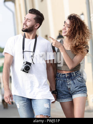 Un amorevole coppia di turisti guardarsi reciprocamente e a piedi Foto Stock