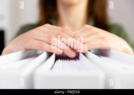 Donna di mani tenendo la contabilità cartelle. Contabilità e finanze, carta concetto di lavoro. Foto Stock