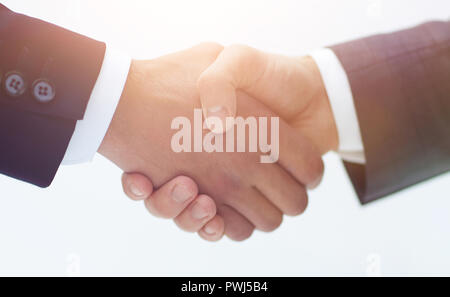 Primo piano della gente di affari stringono le mani nel corso di una trattativa Foto Stock