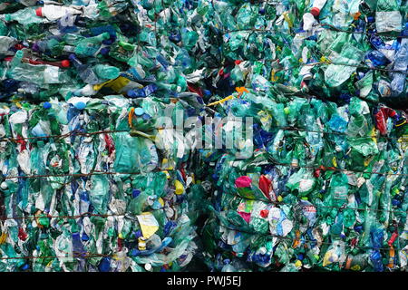 Colorato di plastica riciclata bottiglie schiacciate in una pila per il trasporto in Francia Foto Stock