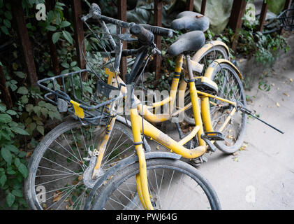 13 ottobre 2018, Wuhan, Cina : Biciclette abbandonate da Ofo bicicletta società condivisione in strada a Wuhan Cina Foto Stock